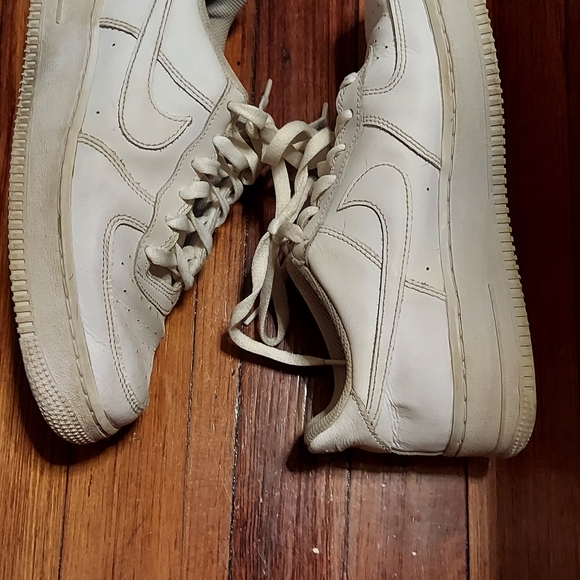 NIKE AIR FORCE LOW TRIPLE WHITE Size 6.5 Y - Picture 6 of 16